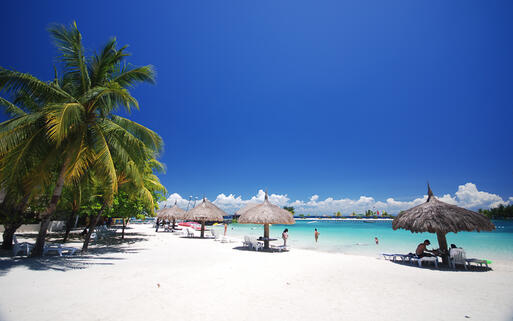 Weißer Sandstrand mit Sonnenschirmen auf den Philippinen © michael@ngelo  / Shutterstock.com
