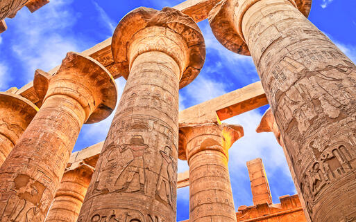 Teil des großen Säulensaals des Tempels von Karnak, Luxor, Ägypten © Martin M303  / Shutterstock.com