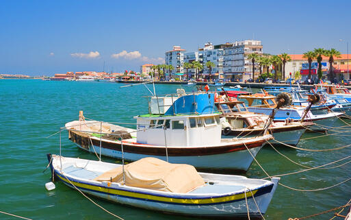 Fischerboote legen im Hafen von Ayvalik an © Alex Khripunov / Shutterstock.com