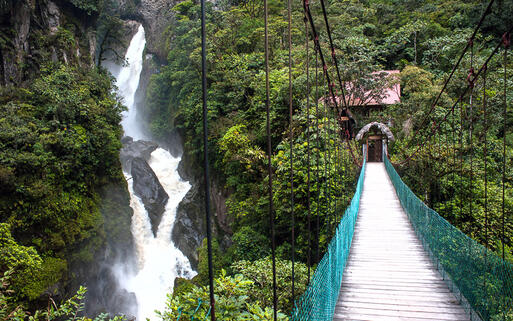 Der Pailon del Diablo Wasserfall in Banos, Ecuador © Ksenia Ragozina / shutterstock.com