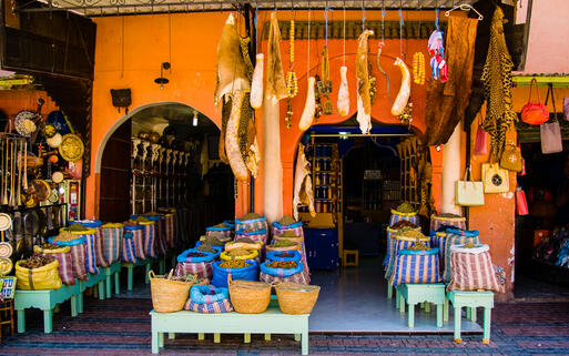 Bunte Gewürzwelt in einem Souk von Marrakesch, Marokko © jbor  / Shutterstock.com