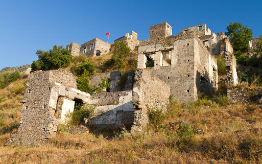 Die Ruinen der Geisterstadt Kayaköy © EvrenKalinbacak / Shutterstock.com