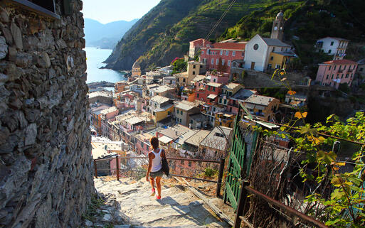 Ein Spaziergang durch Vernazza in Richtung Strand bietet herrliche Ausblicke © Dudarev Mikhail / shutterstock.com