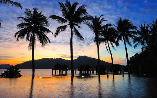 Die Insel Pangkor Laut bei Sonnenuntergang © Jason Ho  / Shutterstock.com