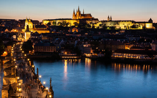 Blick auf Prag und der Karlsbrücke bei Sonnenuntergang © Bucchi Francesco / Shutterstock.com