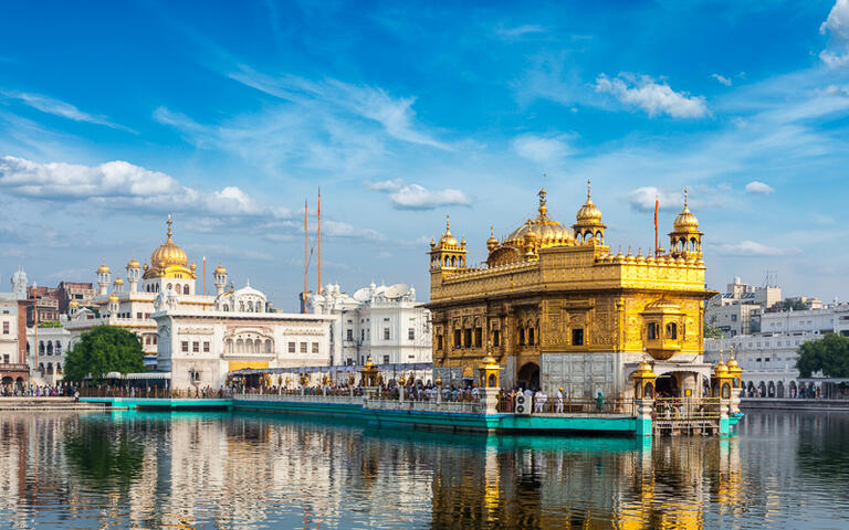 Der Harmandir Sahib Tempel ist das höchste Heiligtum in der Sikh Religion, Amritsar, Punjab, Indien © f9photos / Shutterstock.com