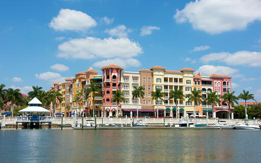 Bunte Häuser im spanischem Stil in Naple, Florida, USA © Stephen Orsillo / Shutterstock.com
