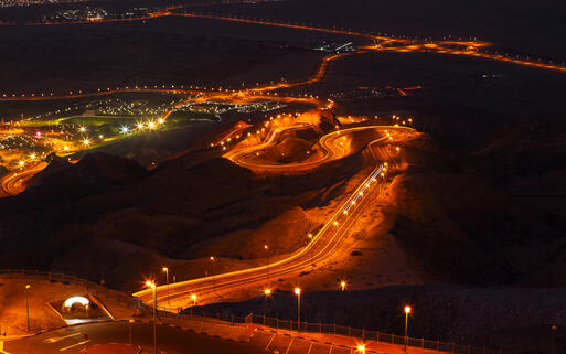 Die Jebel Hafeet Road - Jährlich im Jänner findet hier die Jebel Hafeet Mercure Challenge mit Radfahrern aus aller Welt statt, Al Ain © Manamana / shutterstock.com