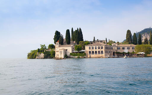 Blick auf die Villen am Gardasee © Gianluca Figliola Fantini  / Shutterstock.com