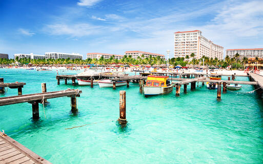 Anlegestelle für Boote am Palm Beach Strand von Aruba © Jo Ann Snover / Shutterstock.com