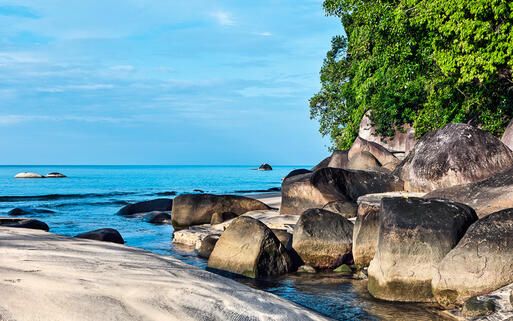 Felsen an der Küste von Khao Lak, Thailand © Muzhik / Shutterstock.com