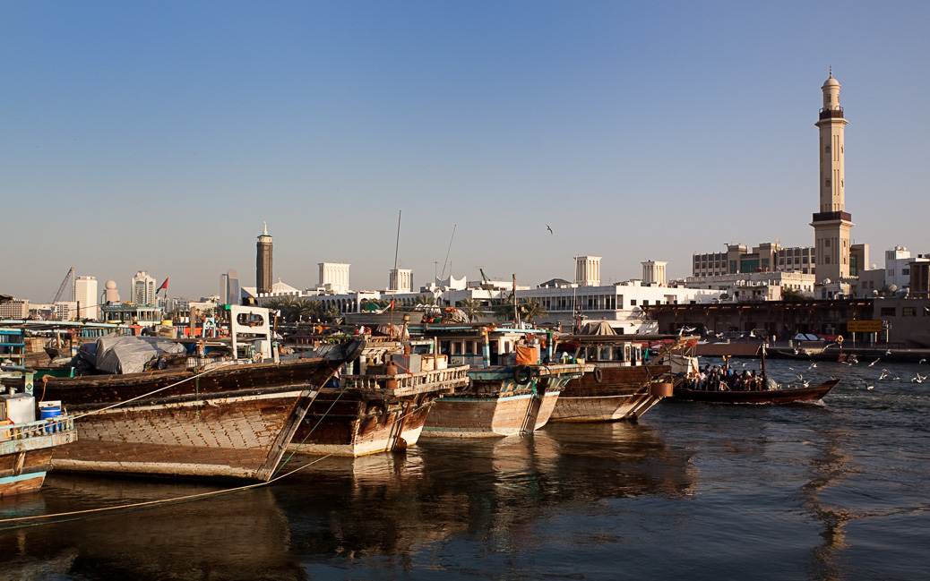 Traditionelle Holzboote im Hafen von Dubai &copy; Aguaviva / Shutterstock.com