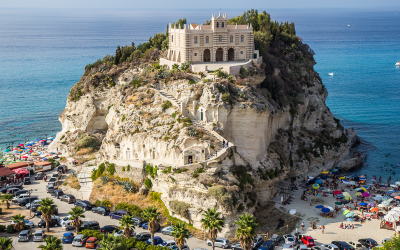 Die Wallfahrtskirche .Santa Maria Dell'Isola von Tropea &copy; Belfry / Shutterstock.com